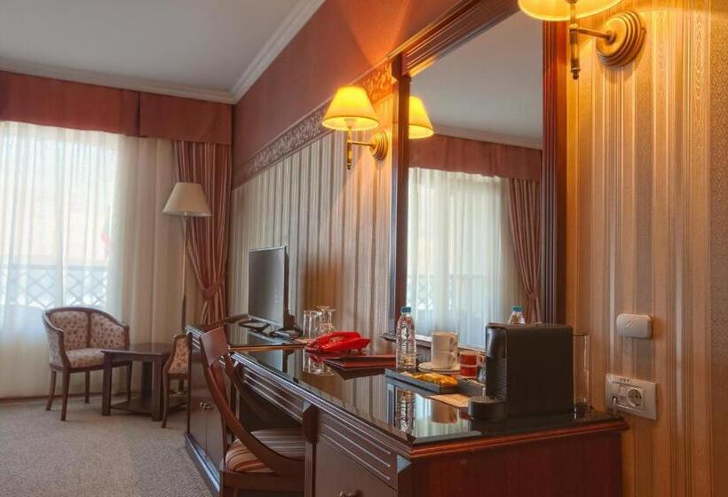 デラックスルーム, Drustar