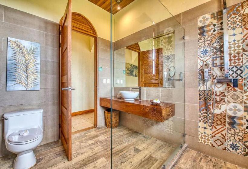 جناح جونيور مطلّ علي البحر, El Castillo Luxury Boutique