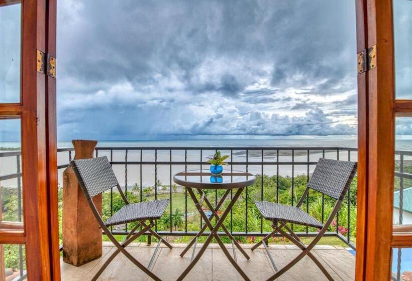 جناح جونيور مطلّ علي البحر, El Castillo Luxury Boutique