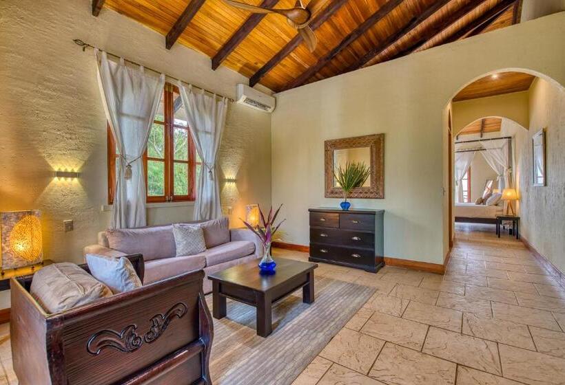 جناح جونيور مطلّ علي البحر, El Castillo Luxury Boutique