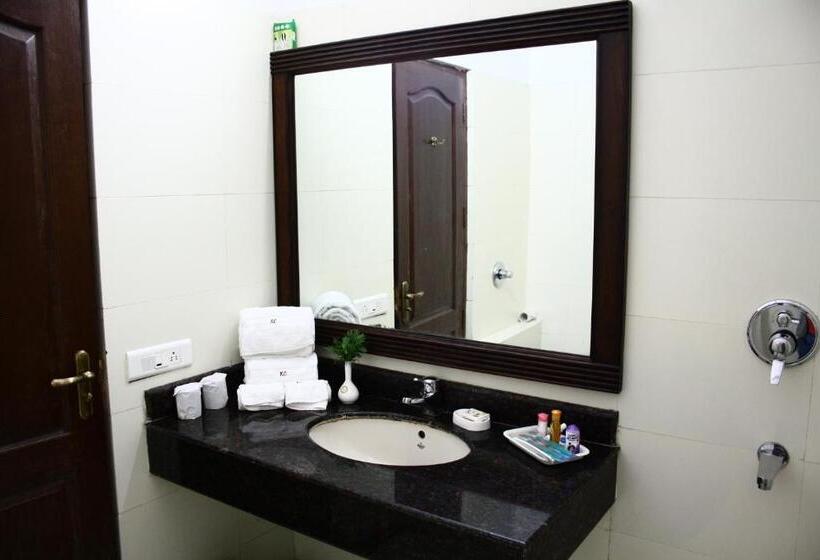 バルコニー付きデラックスルーム, Kasauli Castle Resort