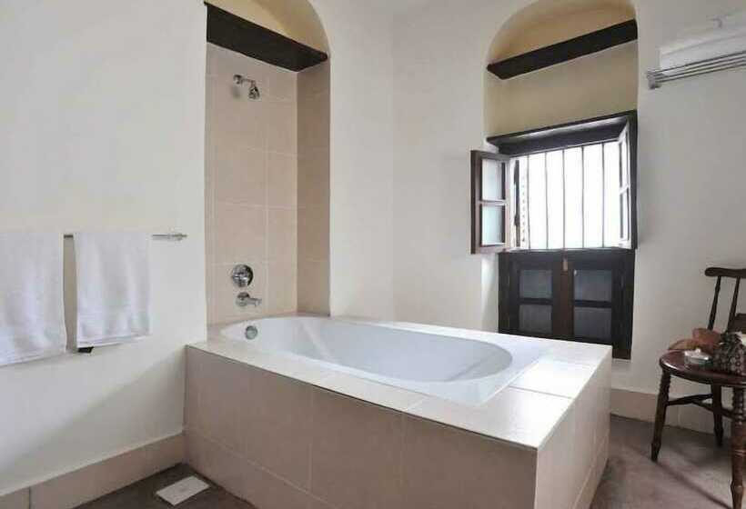 豪华房间, Kisiwa House