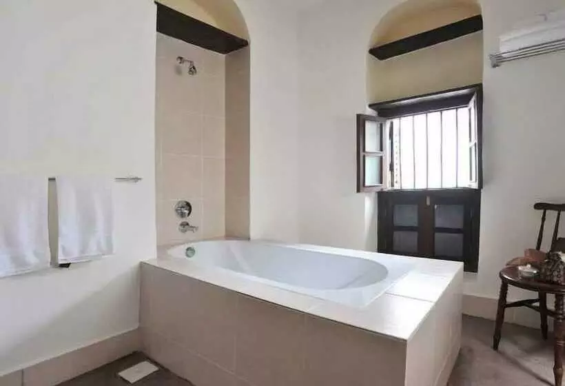 اتاق لوکس, Kisiwa House