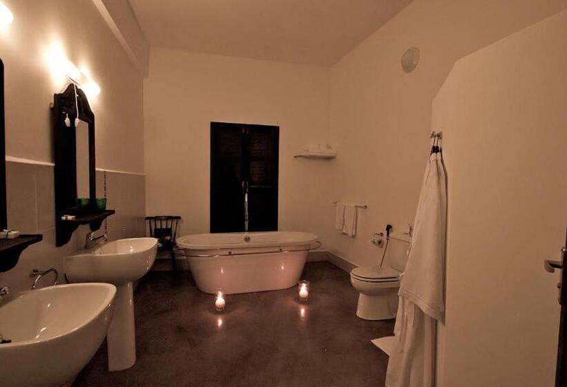 小型套房, Kisiwa House