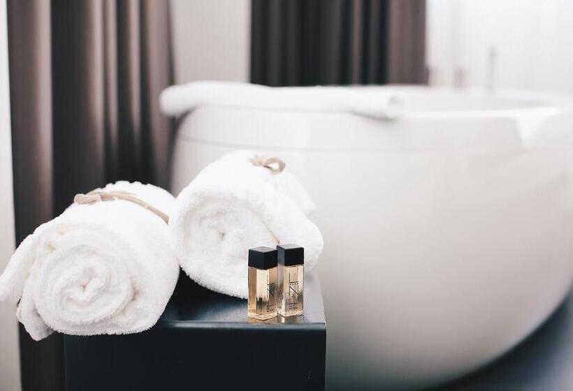 Полулюкс Superior, Le Nove