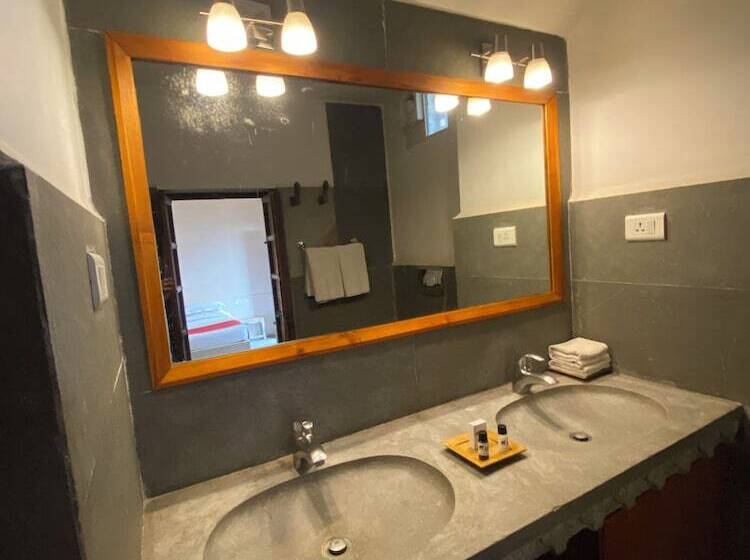 Camera Deluxe, Madri Haveli