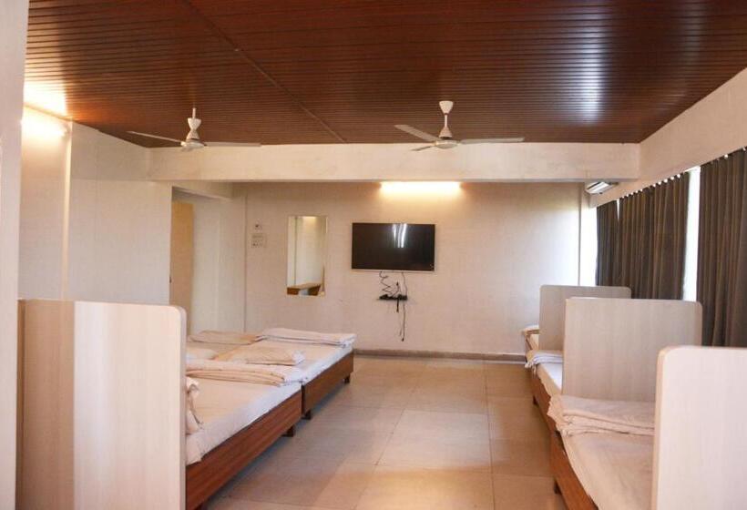 غرفة عائلية, Sai Palki Niwara