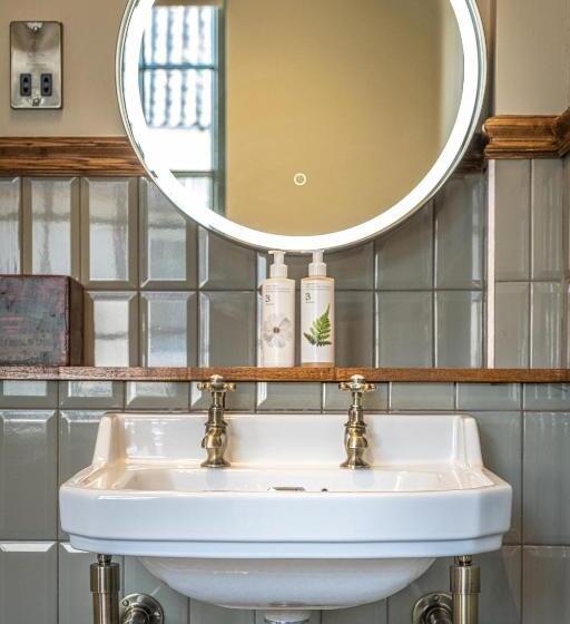 غرفة قياسية, The Feathers Holt