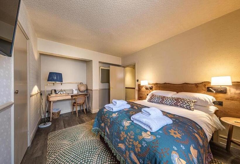 غرفة قياسية, The Feathers Holt