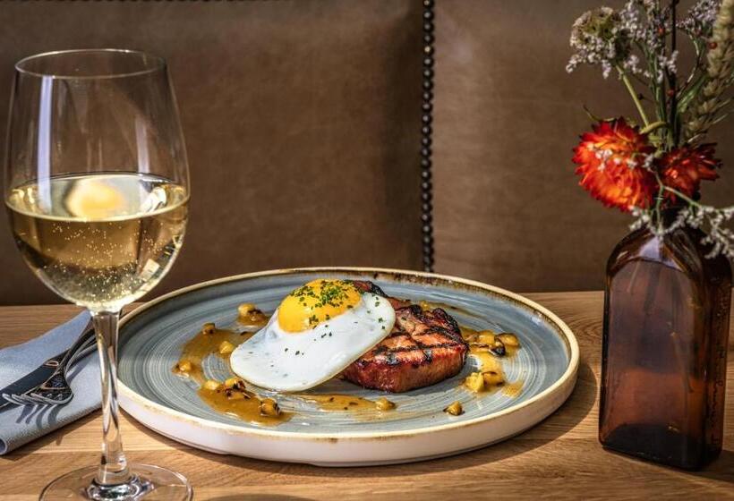 غرفة قياسية رباعية, The Feathers Holt