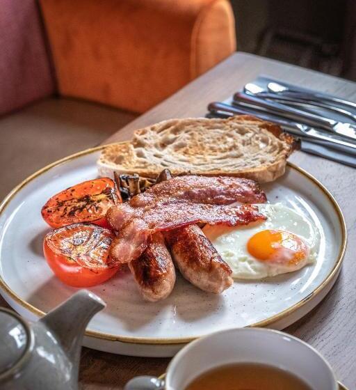 غرفة قياسية رباعية, The Feathers Holt