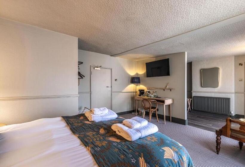 غرفة قياسية رباعية, The Feathers Holt