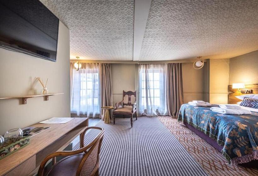 غرفة قياسية رباعية, The Feathers Holt