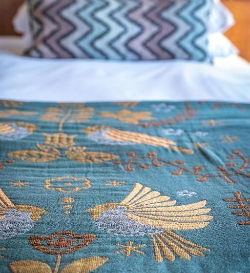 غرفة قياسية رباعية, The Feathers Holt