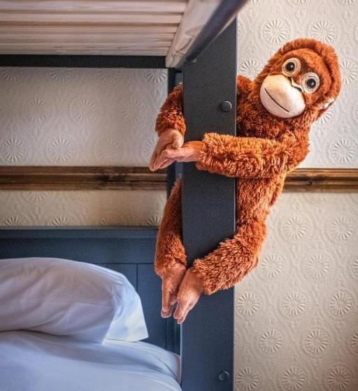 غرفة قياسية رباعية, The Feathers Holt