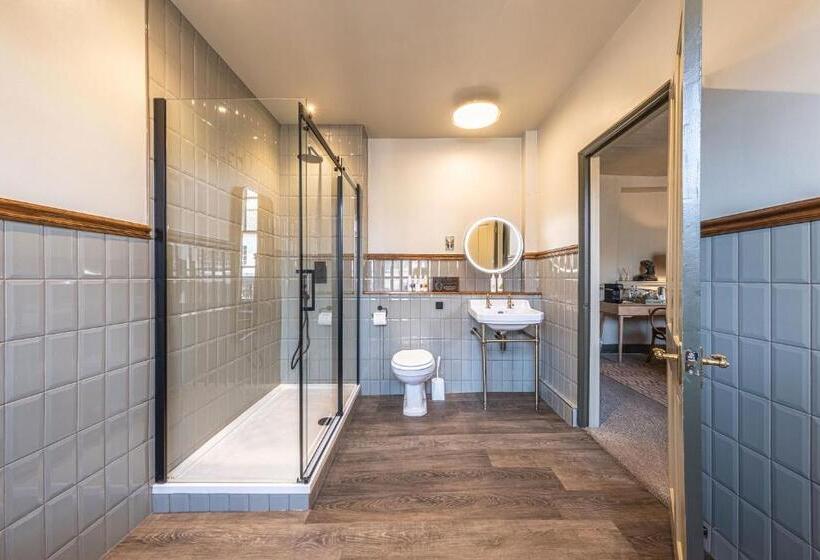 غرفة سوبيريور سرير كينج, The Feathers Holt