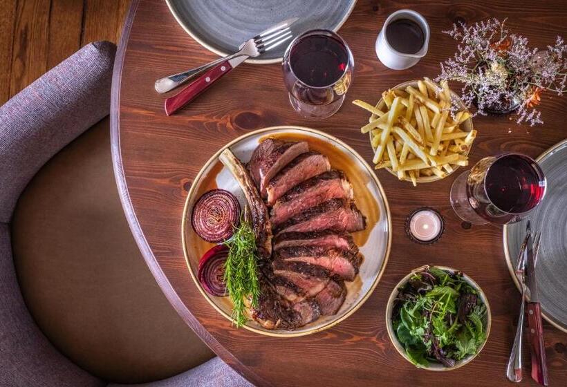 غرفة إقتصادية, The Feathers Holt