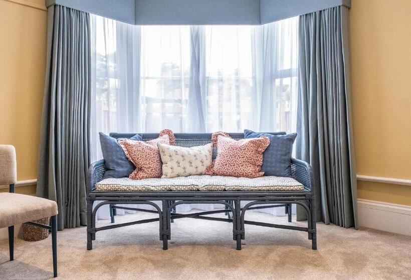 غرفة قياسية, The Feathers Holt