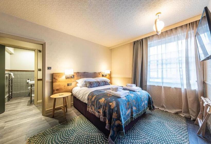 غرفة كومفورت ثلاثية, The Feathers Holt