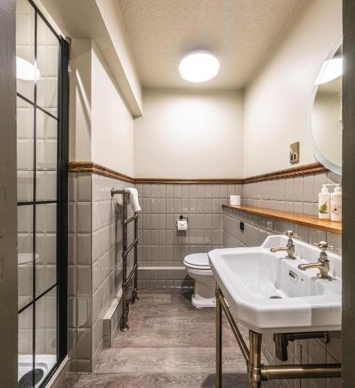 غرفة كومفورت ثلاثية, The Feathers Holt