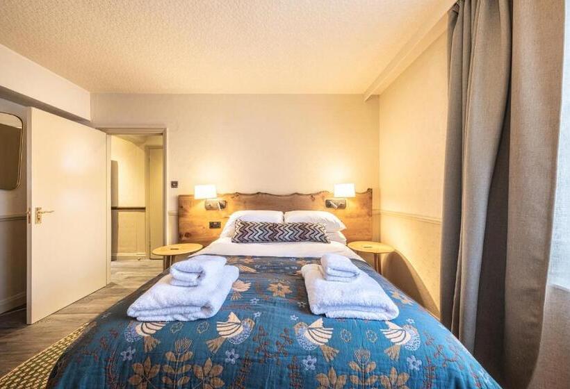 غرفة كومفورت ثلاثية, The Feathers Holt