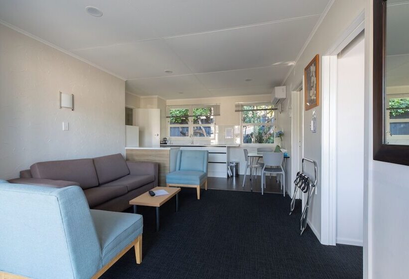 דירת משפחה, Lake Breeze Motel