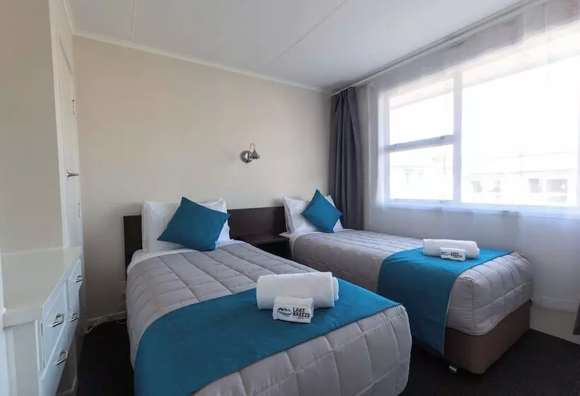 آپارتمان خانوادگی, Lake Breeze Motel