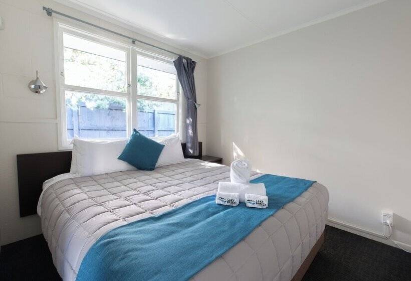 דירת משפחה, Lake Breeze Motel