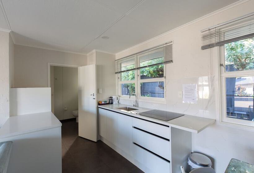 דירת משפחה, Lake Breeze Motel