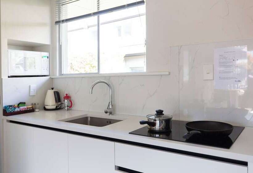 דירת חדר, Lake Breeze Motel