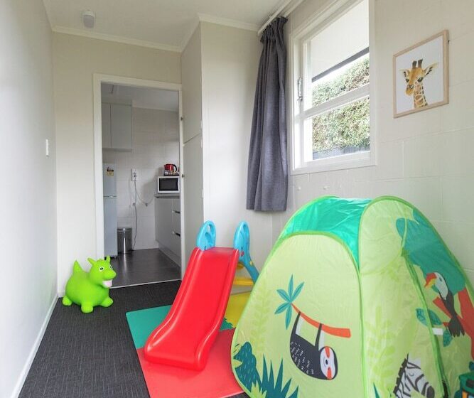 דירת חדר, Lake Breeze Motel