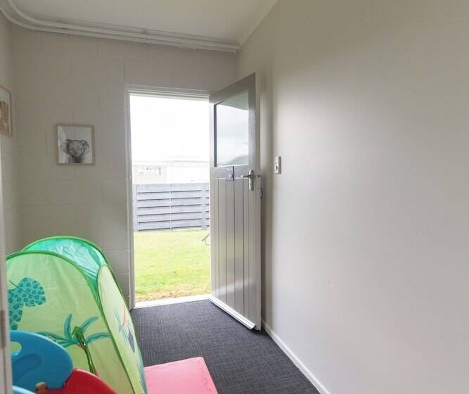 דירת חדר, Lake Breeze Motel