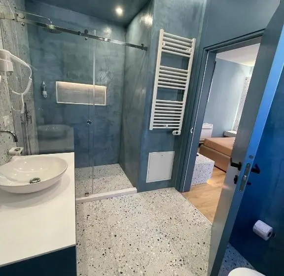 اتاق لوکس با بالکن, B&b Visar Rooms