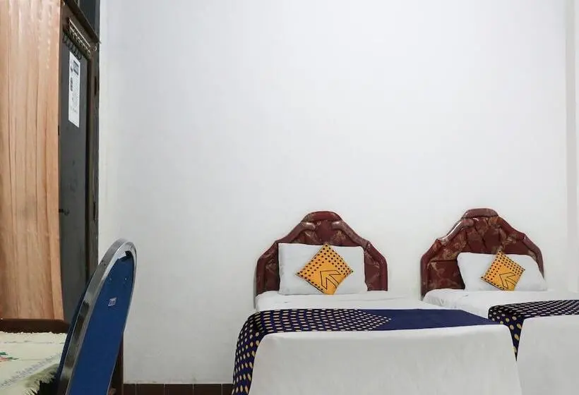 Economy Triple Room, Spot On 91212 Hotel Kelimutu