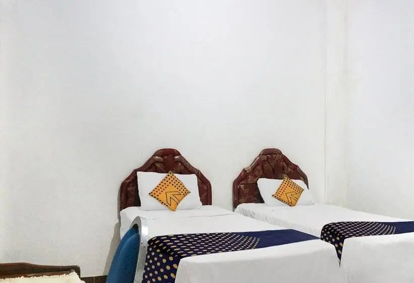 Economy Triple Room, Spot On 91212 Hotel Kelimutu