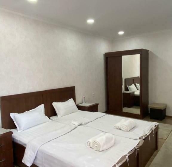 标准三人间, Town House