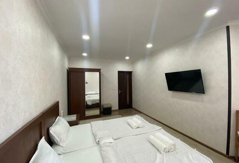 标准三人间, Town House