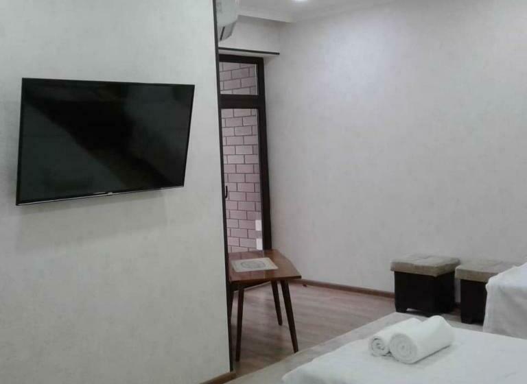 标准三人间, Town House