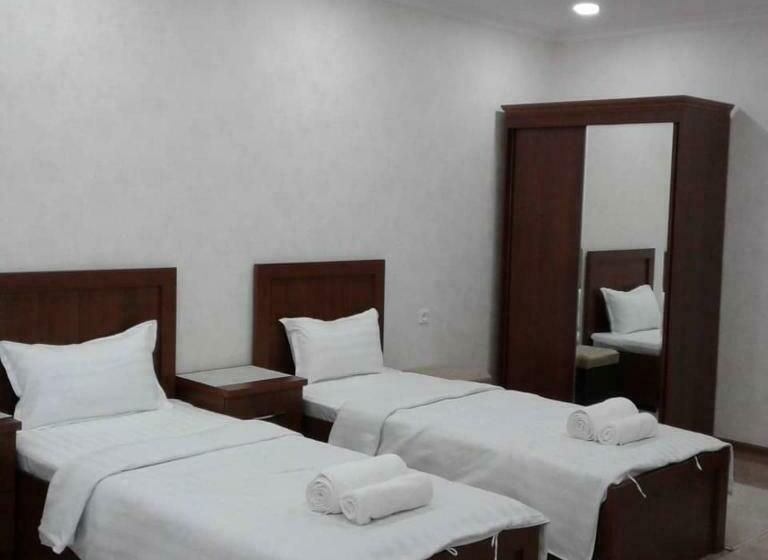 标准三人间, Town House