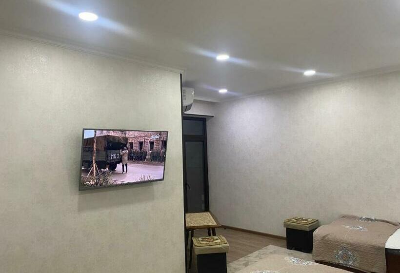 标准三人间, Town House