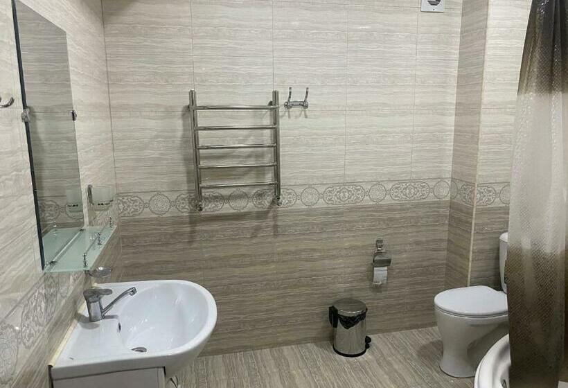 标准三人间, Town House