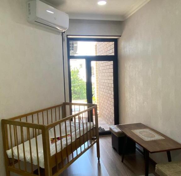 标准三人间, Town House