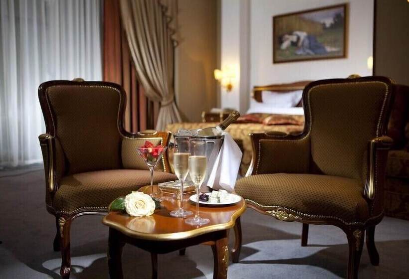 اتاق لوکس سه تخته, Aleksandrovski Grand Hotel Vladikavkaz