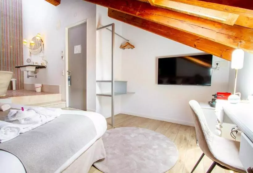 سوییت جونیور لوکس, Les Monges Palace Boutique
