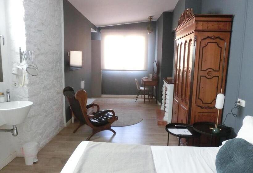 اتاق استاندارد سه نفره, Les Monges Palace Boutique