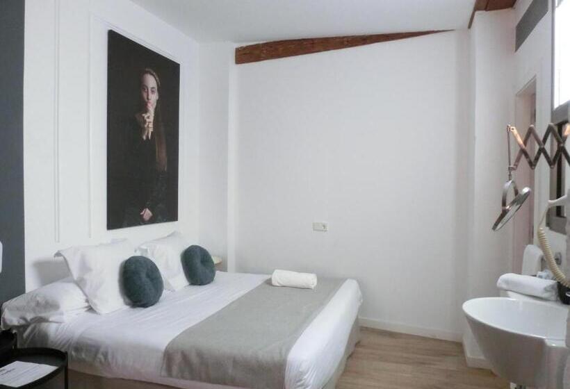 اتاق استاندارد سه نفره, Les Monges Palace Boutique