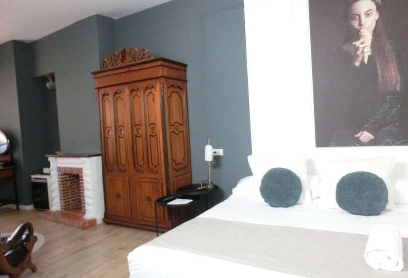 اتاق استاندارد سه نفره, Les Monges Palace Boutique