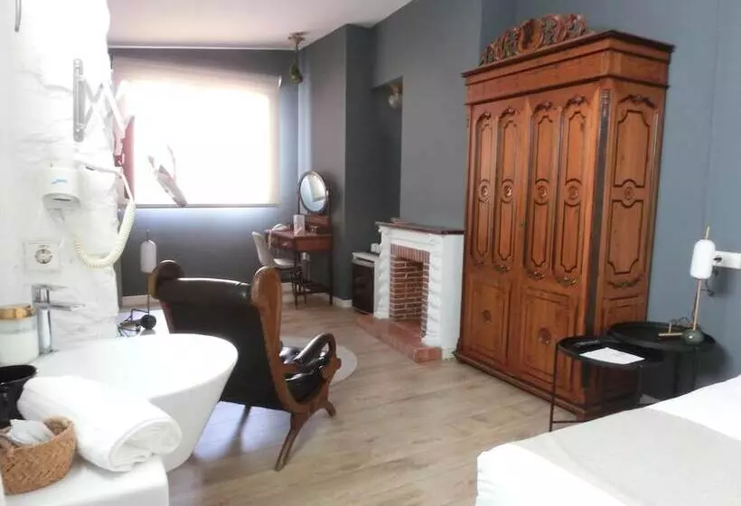 اتاق استاندارد سه نفره, Les Monges Palace Boutique