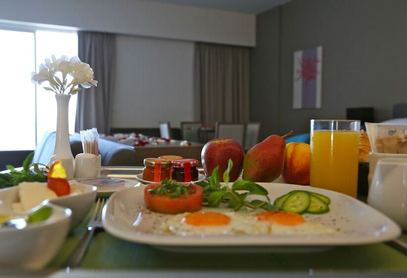سوییت با چشم‌انداز دریا, Pangea Beach Resort