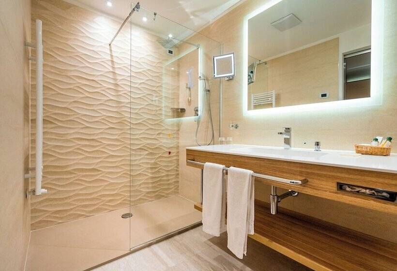 جناح جونيور, Cesa Tyrol